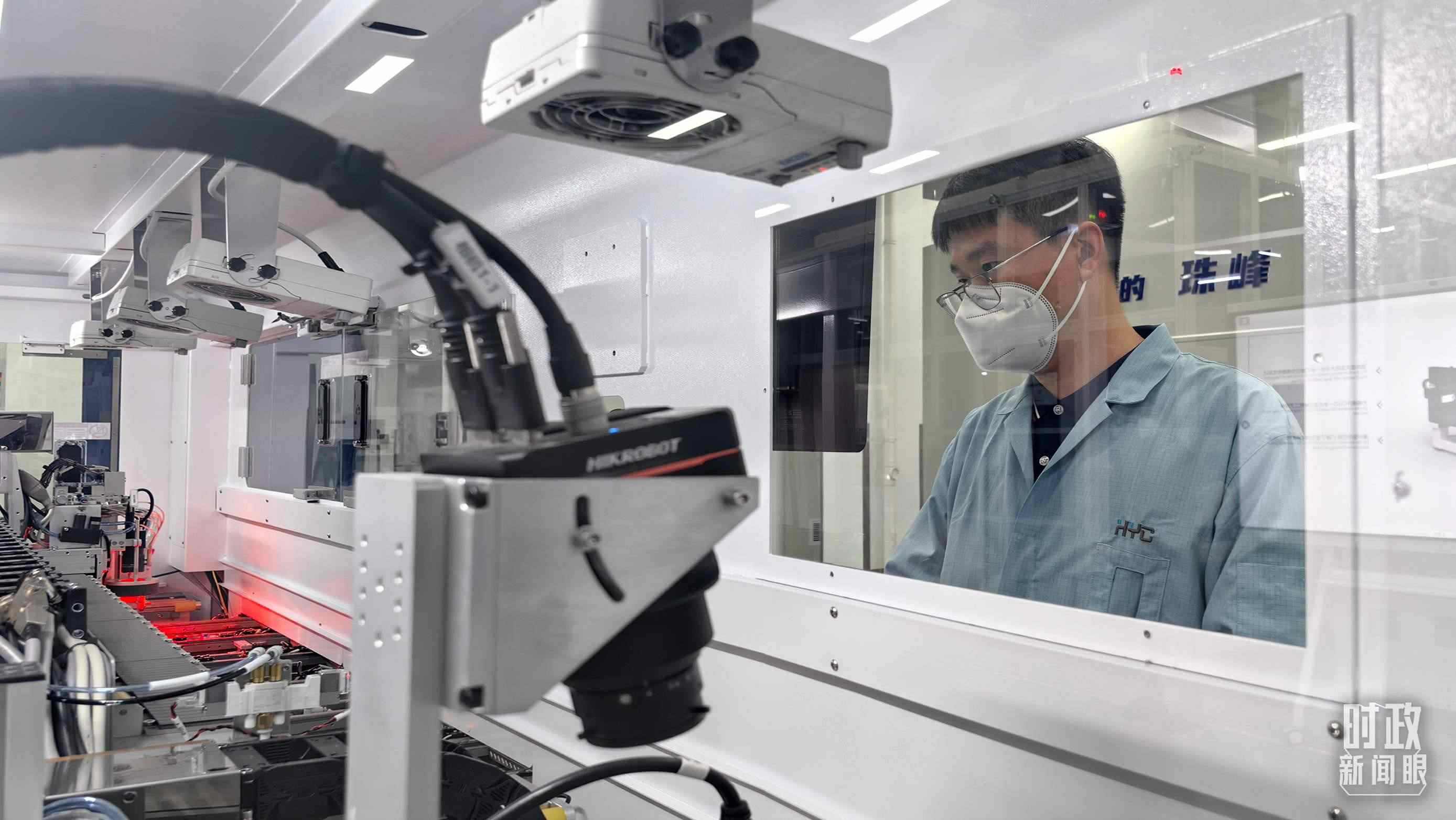 △蘇州華興源創(chuàng)科技股份有限公司員工正在研發(fā)車間內(nèi)進(jìn)行芯片測(cè)試。（總臺(tái)央廣記者潘毅拍攝）