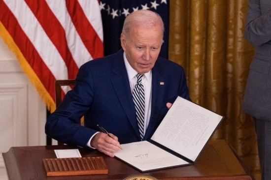 10月30日，美國總統(tǒng)拜登在華盛頓白宮簽署人工智能監(jiān)管行政令。新華社發(fā)（亞倫攝）