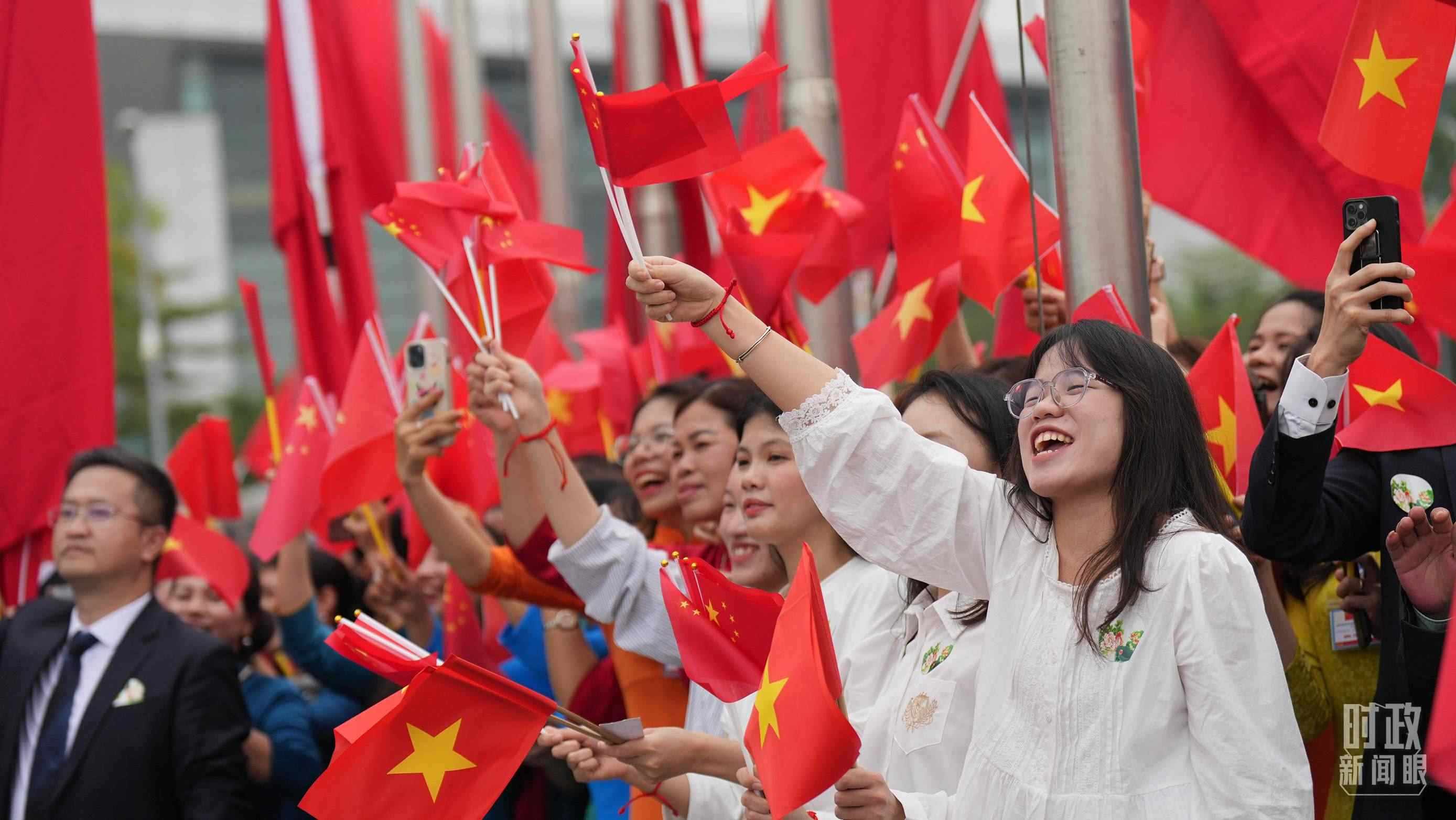 △人們揮舞兩國(guó)旗幟歡迎習(xí)近平訪越。（總臺(tái)國(guó)廣記者李晉拍攝）