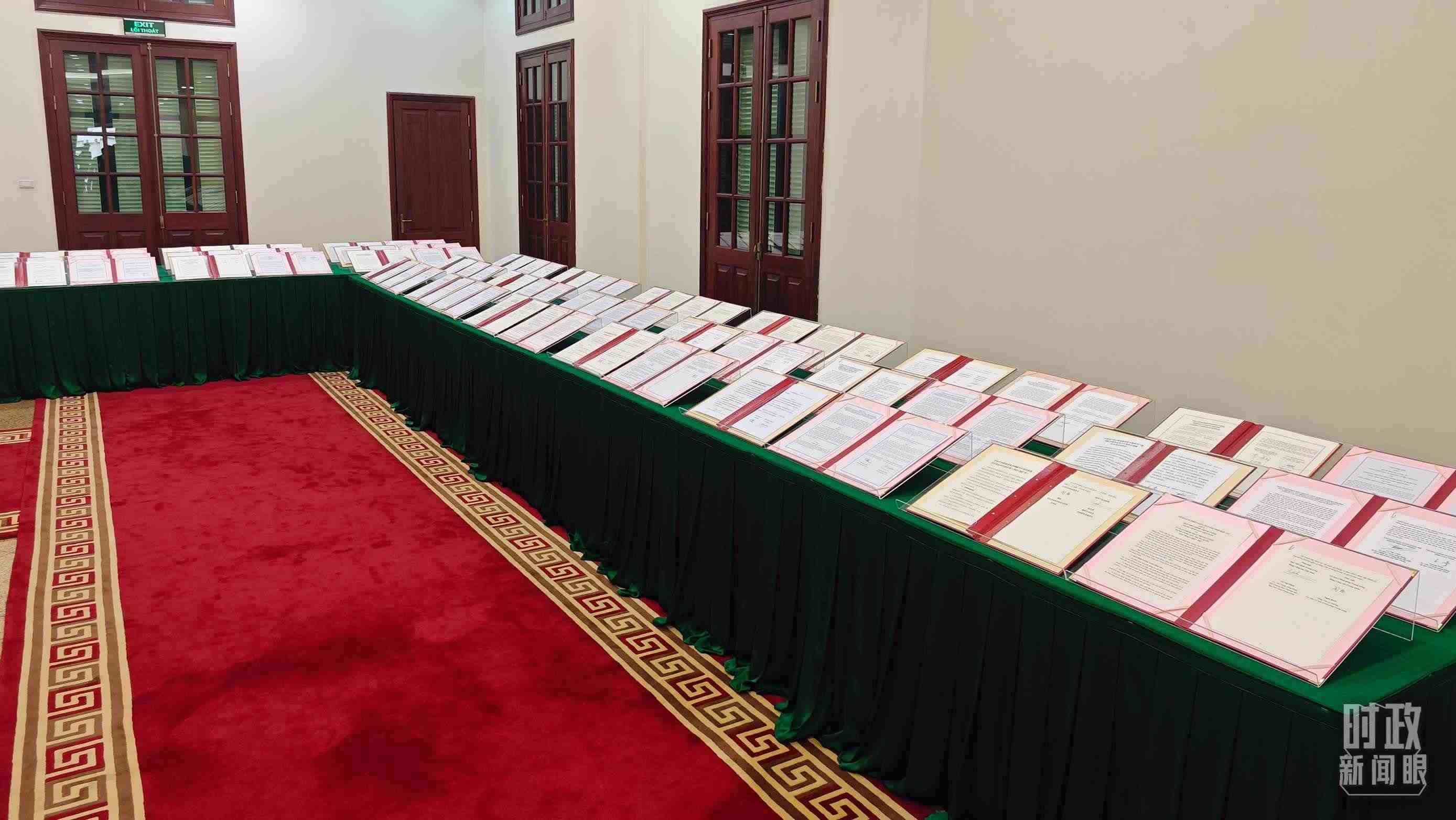 △會(huì)談后，兩黨總書(shū)記共同見(jiàn)證雙方簽署的雙邊合作文件展示，涵蓋共建“一帶一路”等30多個(gè)領(lǐng)域。（總臺(tái)央視記者耿小龍拍攝）