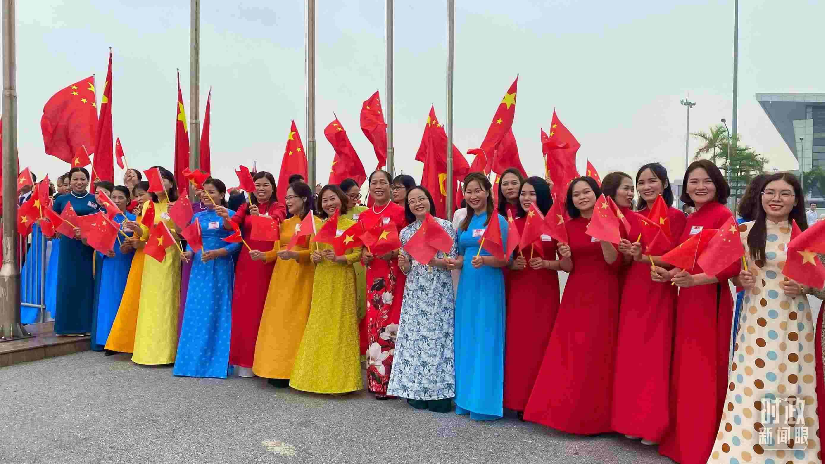 △專機(jī)抵達(dá)前，400多名中越各界代表手持兩黨兩國(guó)旗幟翹首以盼。（總臺(tái)央視記者李增仁拍攝）