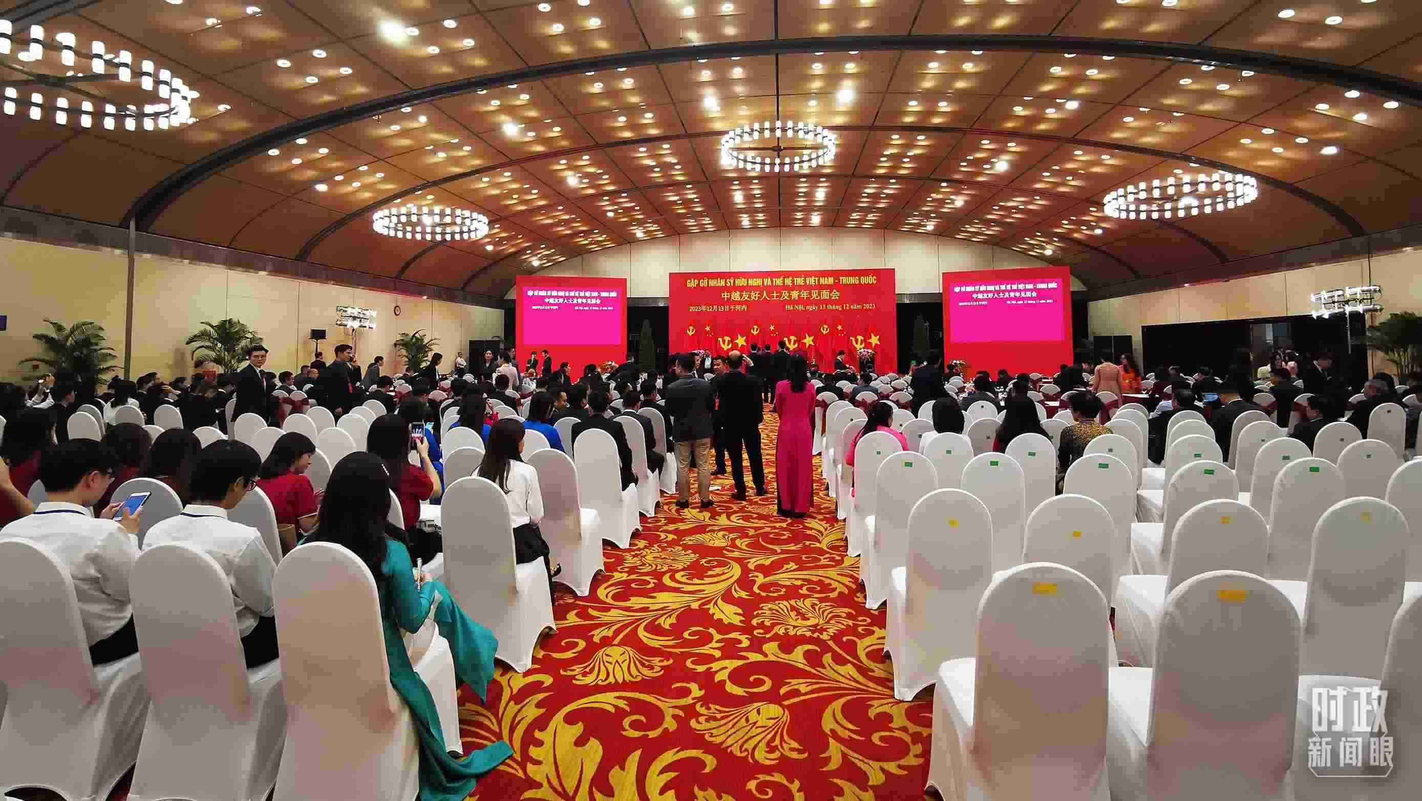 △習(xí)近平出席中越友好人士及青年見(jiàn)面會(huì)。這是見(jiàn)面會(huì)開(kāi)始前的場(chǎng)景。（總臺(tái)央視記者荊偉拍攝）