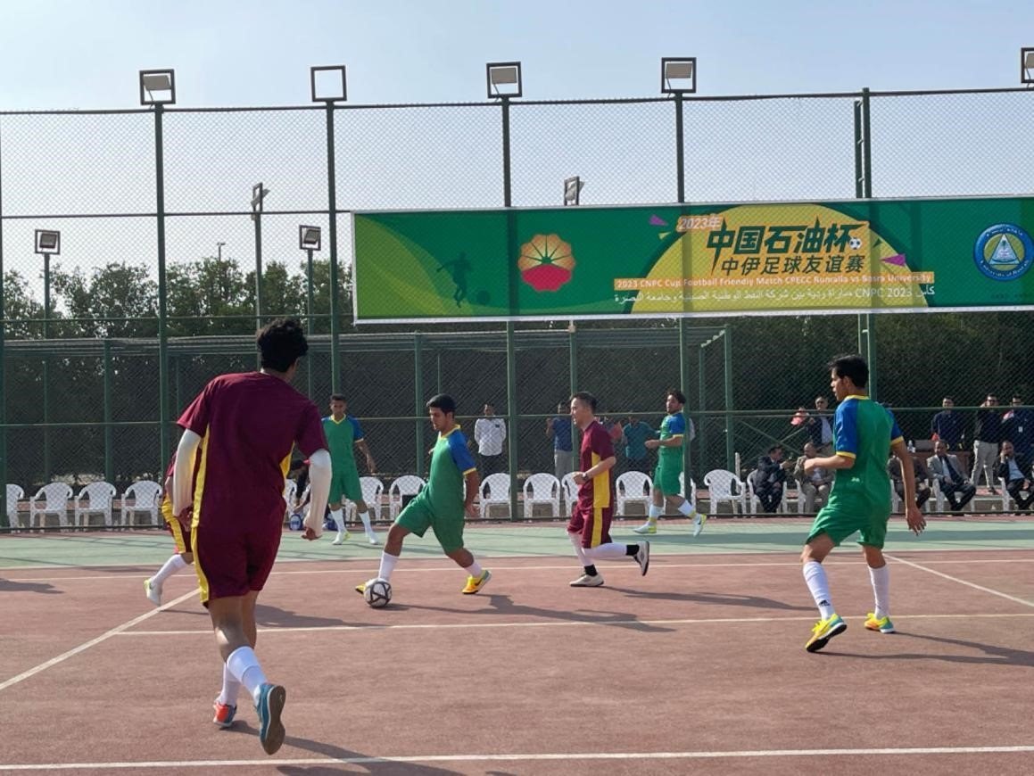 12月14日，中國石油（伊拉克）魯邁拉片區(qū)舉辦公共開放日和足球友誼賽。中國石油工程建設(shè)有限公司魯邁拉項目代表隊與巴士拉大學(xué)代表隊進行了比賽，巴士拉大學(xué)代表隊獲勝。文學(xué)軍攝