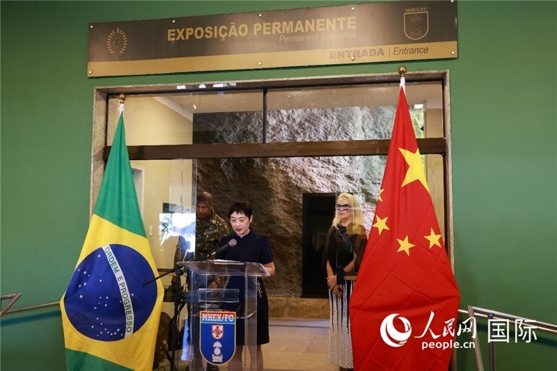 中國駐里約總領(lǐng)事田敏在攝影展開幕式上致辭。 人民網(wǎng)記者 陳海琪攝