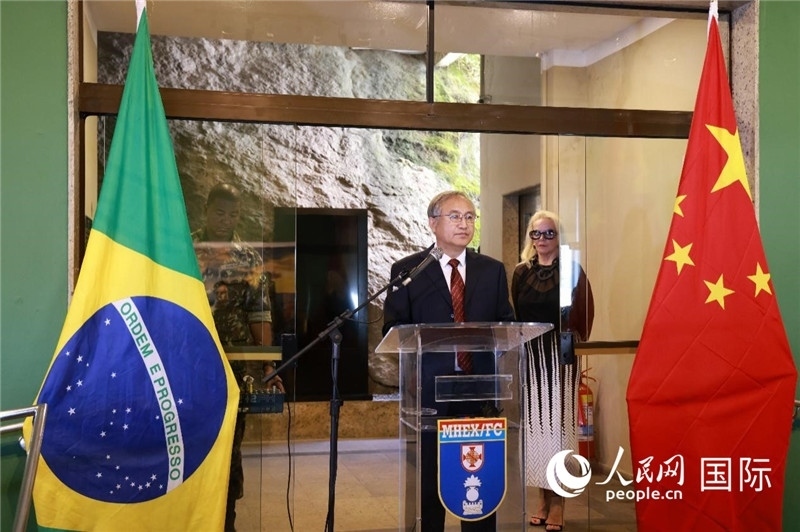 中國攝影家協(xié)會(huì)駐會(huì)副主席鄭更生在攝影展開幕式上致辭。 人民網(wǎng)記者 陳海琪攝