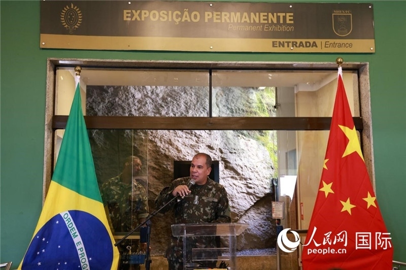 科帕卡瓦納要塞司令亞歷山大·羅伯托在攝影展開幕式上致辭。 人民網(wǎng)記者 陳海琪攝