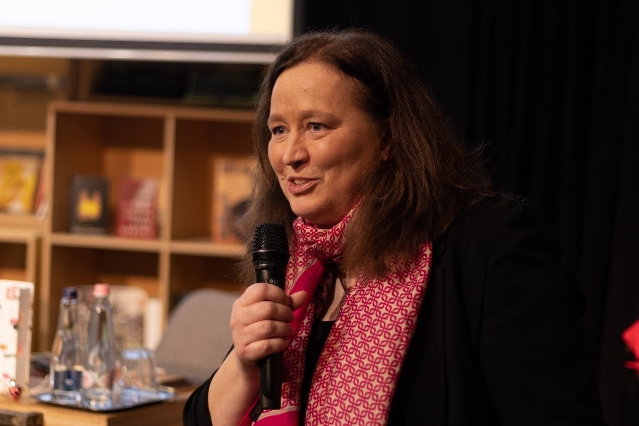 本書譯者宗博莉·克拉拉主持讀書分享會。摩爾多瓦尼·巴爾納巴斯攝