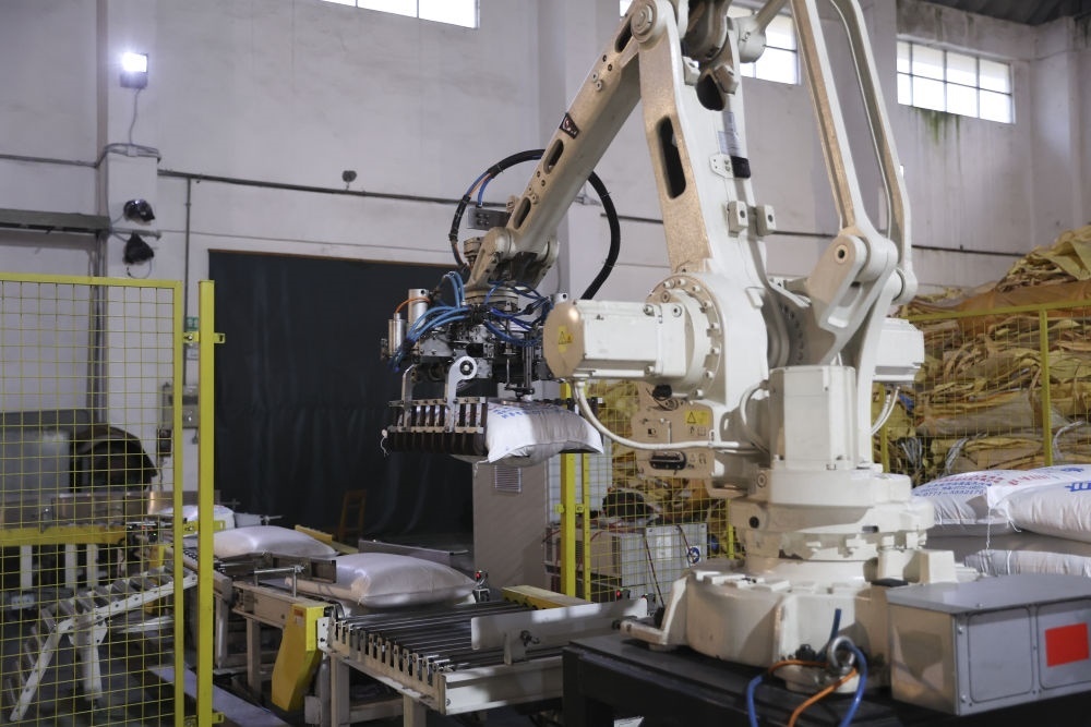 12月14日，在廣西來賓東糖鳳凰有限公司，機械臂在廠房碼放白砂糖成品。