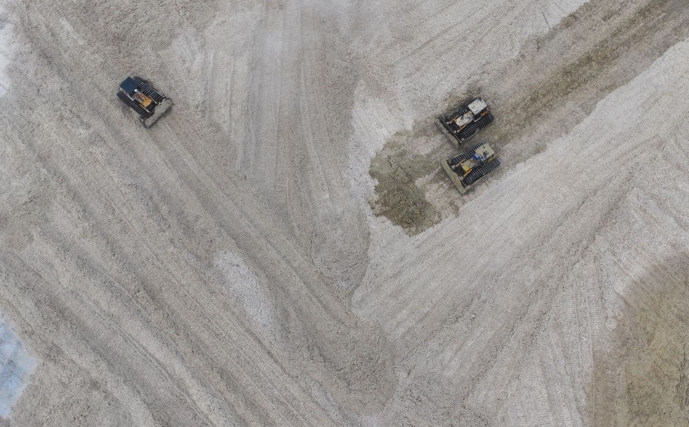 12月12日，在廣西湘桂華糖制糖集團來賓紙業(yè)有限責任公司，工作人員在整理蔗渣（無人機照片）。