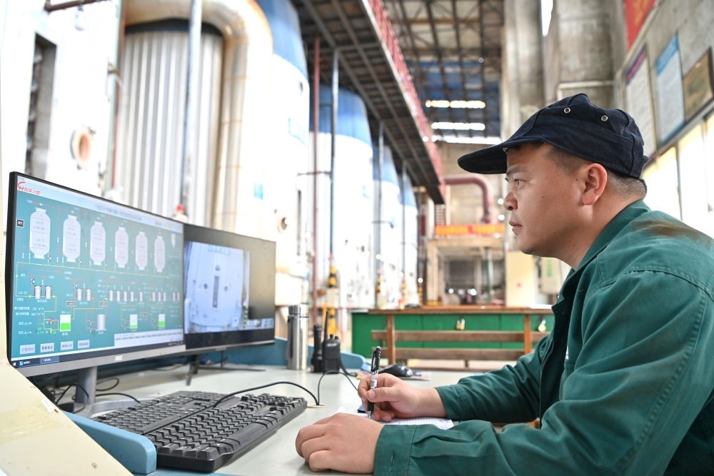 12月12日，工作人員在廣西來賓小平陽湘桂制糖有限公司監(jiān)控蒸發(fā)系統(tǒng)。