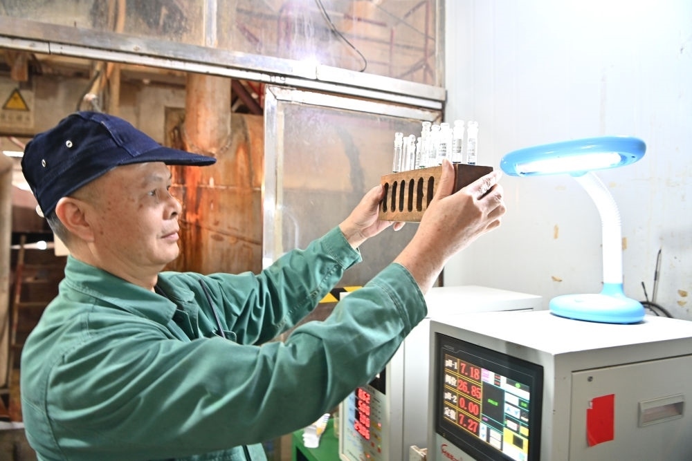 12月12日，廣西來賓小平陽湘桂制糖有限公司的工作人員在檢測糖漿樣品。