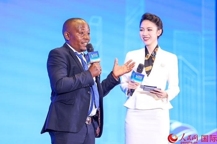 來自烏干達(dá)坎帕拉—恩德培機(jī)場高速公路項(xiàng)目的赫爾曼（左）被評為中國交建共建“一帶一路”最美外籍建設(shè)者之一。人民網(wǎng)記者 趙益普攝