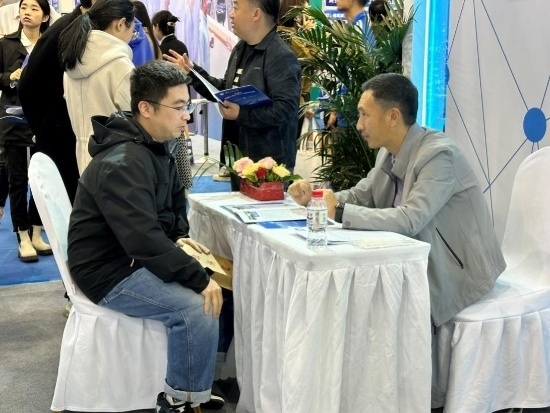 沈陽招聘會現(xiàn)場。人民網(wǎng)記者 尹柏寒攝