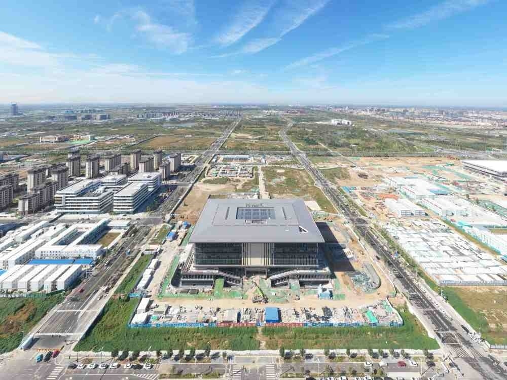 這是雄安新區(qū)大學(xué)園圖書館（2023年10月1日攝，無人機(jī)照片）。新華社記者 朱旭東 攝