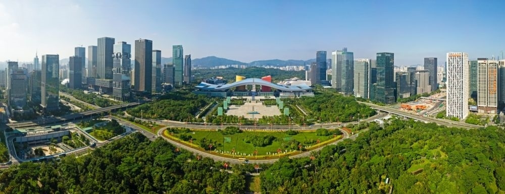 這是在廣東省深圳市拍攝的深圳市民中心和蓮花山公園一線（2020年10月2日攝，無人機(jī)照片）。新華社記者 梁旭 攝