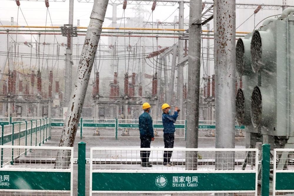 △國(guó)網(wǎng)壽光市供電公司變電運(yùn)維人員在檢查變電站積雪情況。