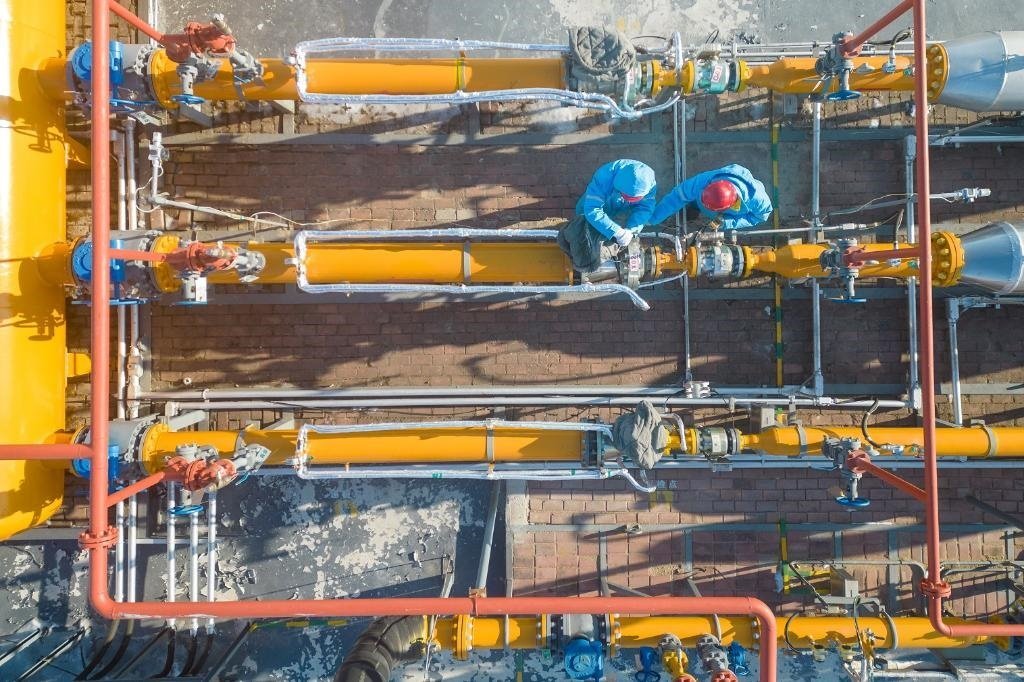 12月17日，黑龍江省哈爾濱市中慶燃?xì)庥邢挢?zé)任公司成高子門站的工作人員在進(jìn)行設(shè)備巡檢，保障燃?xì)夤?yīng)（無人機(jī)照片）。 新華社記者 張濤 攝