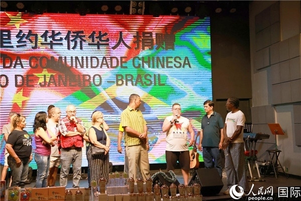 兒童殘障教育中心負責人胡里奧向捐贈方表示感謝。人民網(wǎng)記者 陳海琪攝