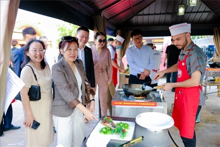 嘉賓現(xiàn)場觀摩。阿聯(lián)酋上海總商會暨同鄉(xiāng)會供圖