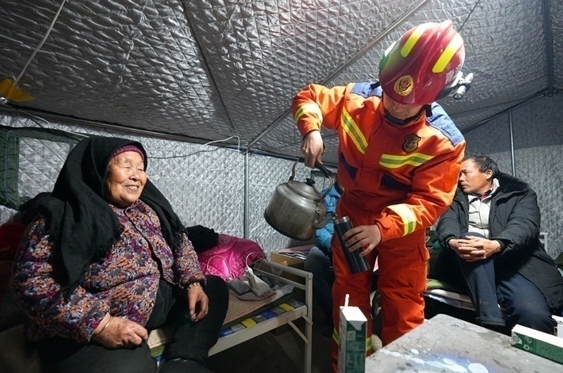 村民龔尕芳與消防員交流。賀勇攝。