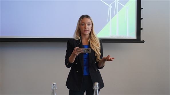 南非駐亞洲和金磚國家無任所大使蘇克拉爾代表吉娜·布朗發(fā)言。 人民網(wǎng) 張茜攝