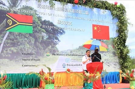 2023年12月18日，中國(guó)駐瓦努阿圖大使李名剛在瓦努阿圖公路項(xiàng)目二期馬勒庫(kù)拉段的移交儀式上發(fā)表致辭。人民網(wǎng) 賀吉攝