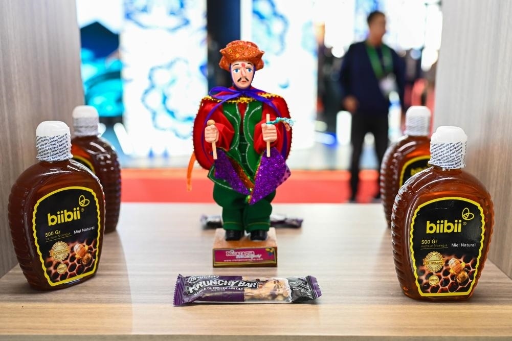 2023年11月8日在第六屆進(jìn)博會上拍攝的尼加拉瓜蜂蜜產(chǎn)品。