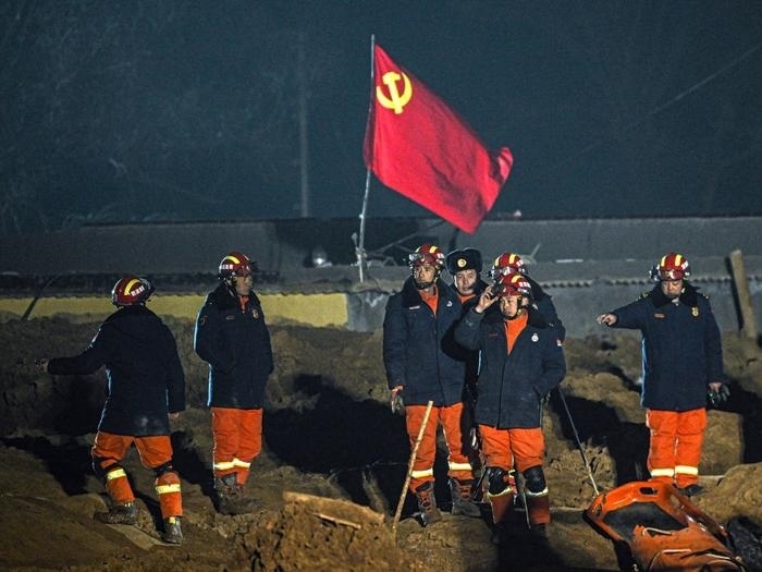 2023年12月21日，救援隊(duì)員在青海省海東市民和回族土族自治縣中川鄉(xiāng)金田村現(xiàn)場(chǎng)救援。新華社記者 張龍 攝