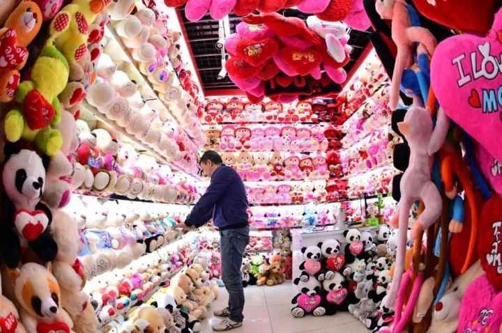商戶在店鋪內整理毛絨玩具。共享聯(lián)盟·義烏 呂斌 攝