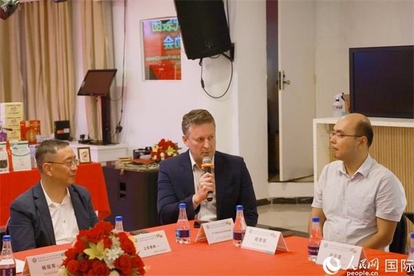 巴西中國友好協(xié)會主席恩里克·諾布雷加（中）在座談會中發(fā)言。人民網記者 陳海琪攝
