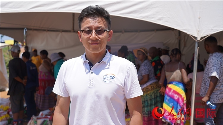 延鋒彼歐南非公司總經(jīng)理張?chǎng)伟l(fā)言致辭。人民網(wǎng) 張茜攝