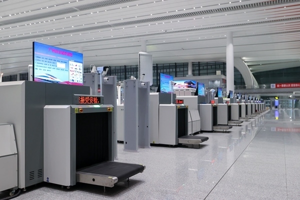 進(jìn)站大廳整齊擺放的安檢儀。