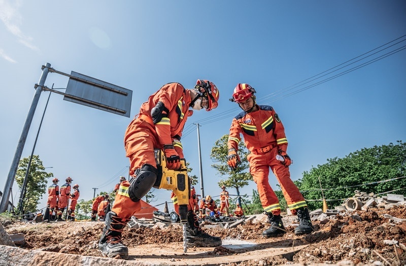 周彩琪和隊友在救援現(xiàn)場。受訪者供圖
