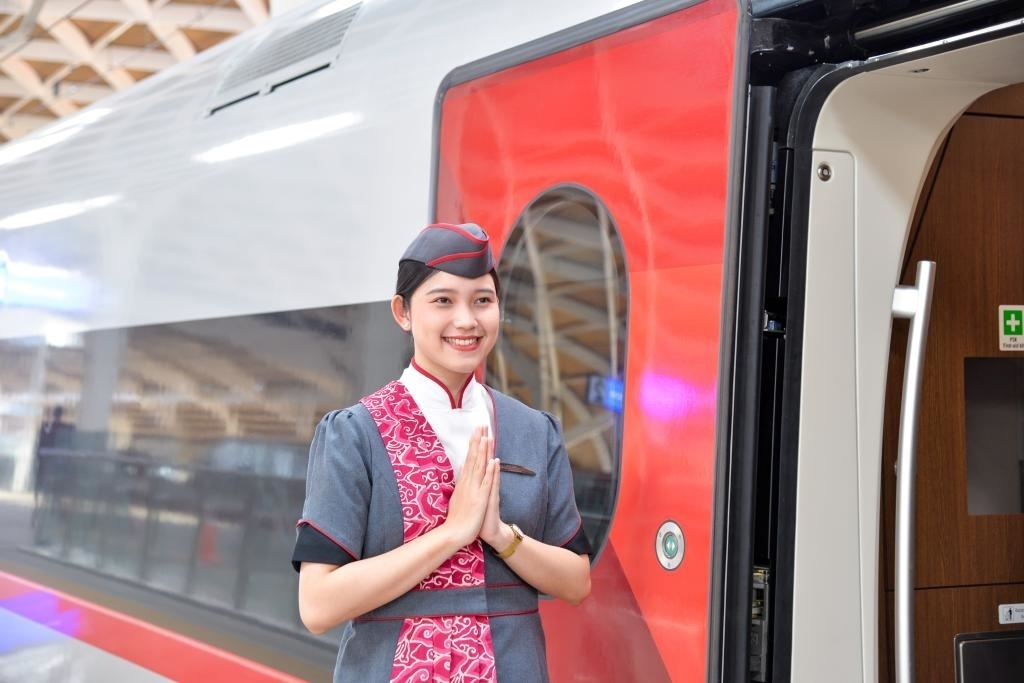 12月12日，乘務(wù)人員在印度尼西亞雅加達(dá)的哈利姆車站站臺(tái)歡迎乘坐雅萬(wàn)高鐵的乘客。新華社記者徐欽攝