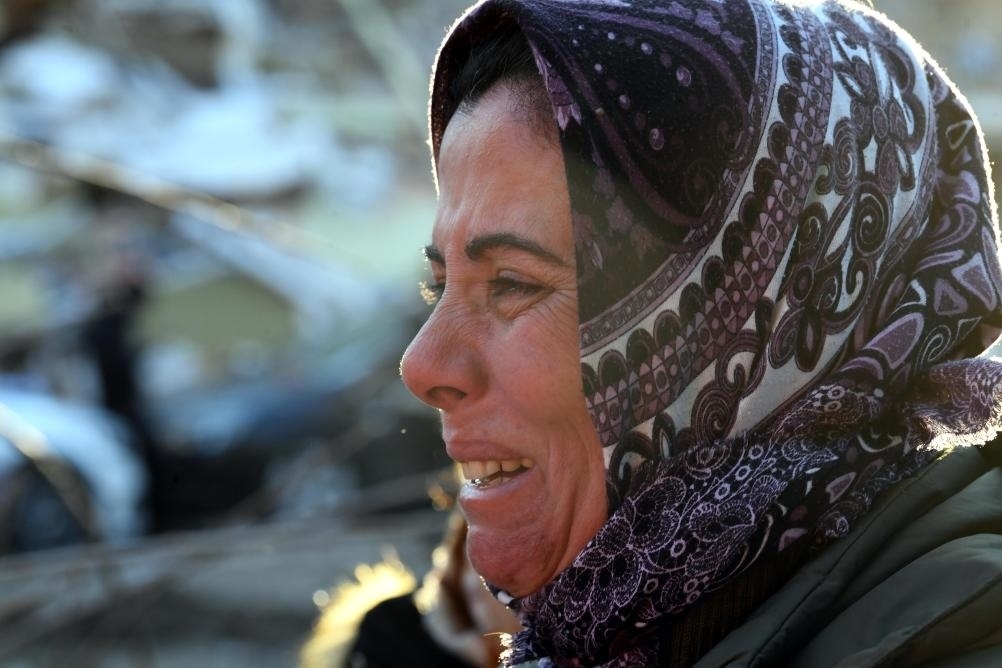 2月8日，在土耳其哈塔伊的一處地震廢墟，當(dāng)?shù)鼐用竦却H人的消息。新華社記者沙達(dá)提攝