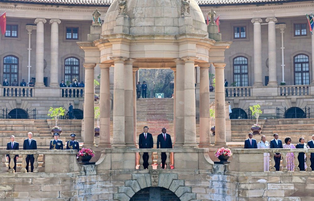 當(dāng)?shù)貢r(shí)間8月22日上午，正在南非進(jìn)行國(guó)事訪問的國(guó)家主席習(xí)近平在比勒陀利亞總統(tǒng)府同南非總統(tǒng)拉馬福薩會(huì)談。會(huì)談前，拉馬福薩在總統(tǒng)府廣場(chǎng)為習(xí)近平舉行歡迎儀式。新華社記者 殷博古 攝