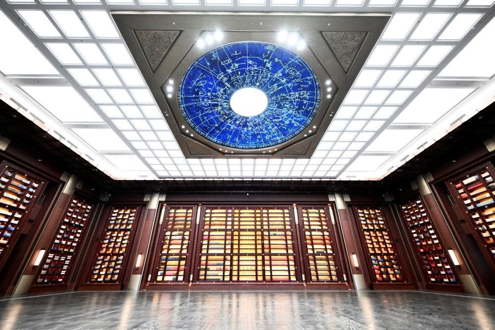 △中國國家版本館中央總館“文瀚閣”內景。星空穹頂上是一幅宋代石刻天文圖，傳遞著“文瀚閣”的寓意：中華文明如星空般浩瀚璀璨。