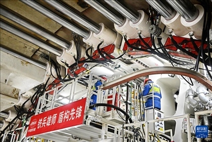 12月30日，中鐵十四局技術(shù)人員在盾構(gòu)掘進開始前檢查“海天號”盾構(gòu)機。新華社記者 李紫恒 攝