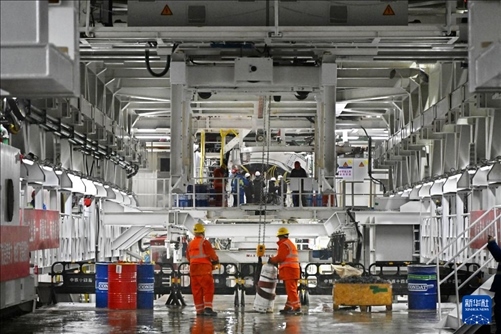 12月30日，建設者在青島膠州灣第二隧道工程南線主線隧道盾構(gòu)掘進現(xiàn)場作業(yè)。新華社記者 李紫恒 攝