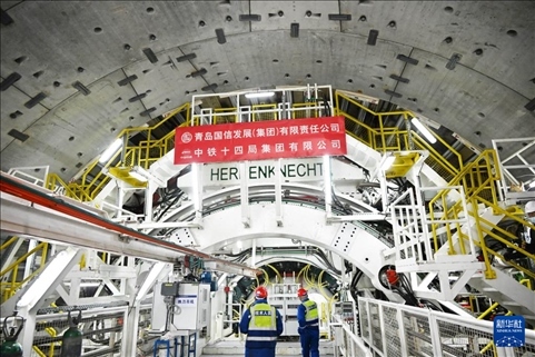 12月30日，中鐵十四局技術(shù)人員在盾構(gòu)掘進開始前檢查“海天號”盾構(gòu)機。新華社記者 李紫恒 攝