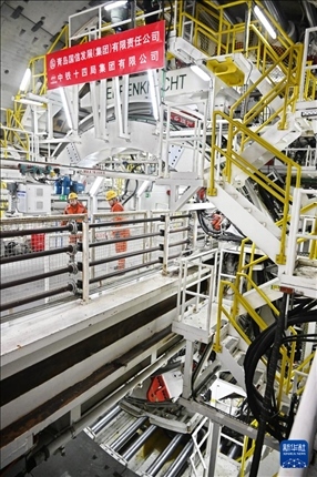 12月30日，建設者在青島膠州灣第二隧道工程南線主線隧道盾構(gòu)掘進現(xiàn)場作業(yè)。新華社記者 李紫恒 攝