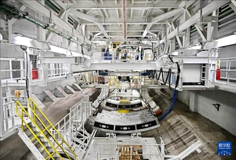 12月30日，建設者在青島膠州灣第二隧道工程南線主線隧道盾構(gòu)掘進現(xiàn)場作業(yè)。新華社記者 李紫恒 攝