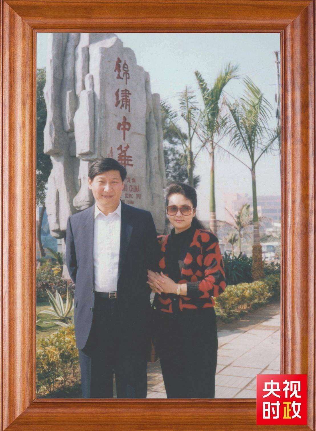 △這是習(xí)近平和夫人彭麗媛的合影。這張照片第一次出現(xiàn)在他的書(shū)架上。