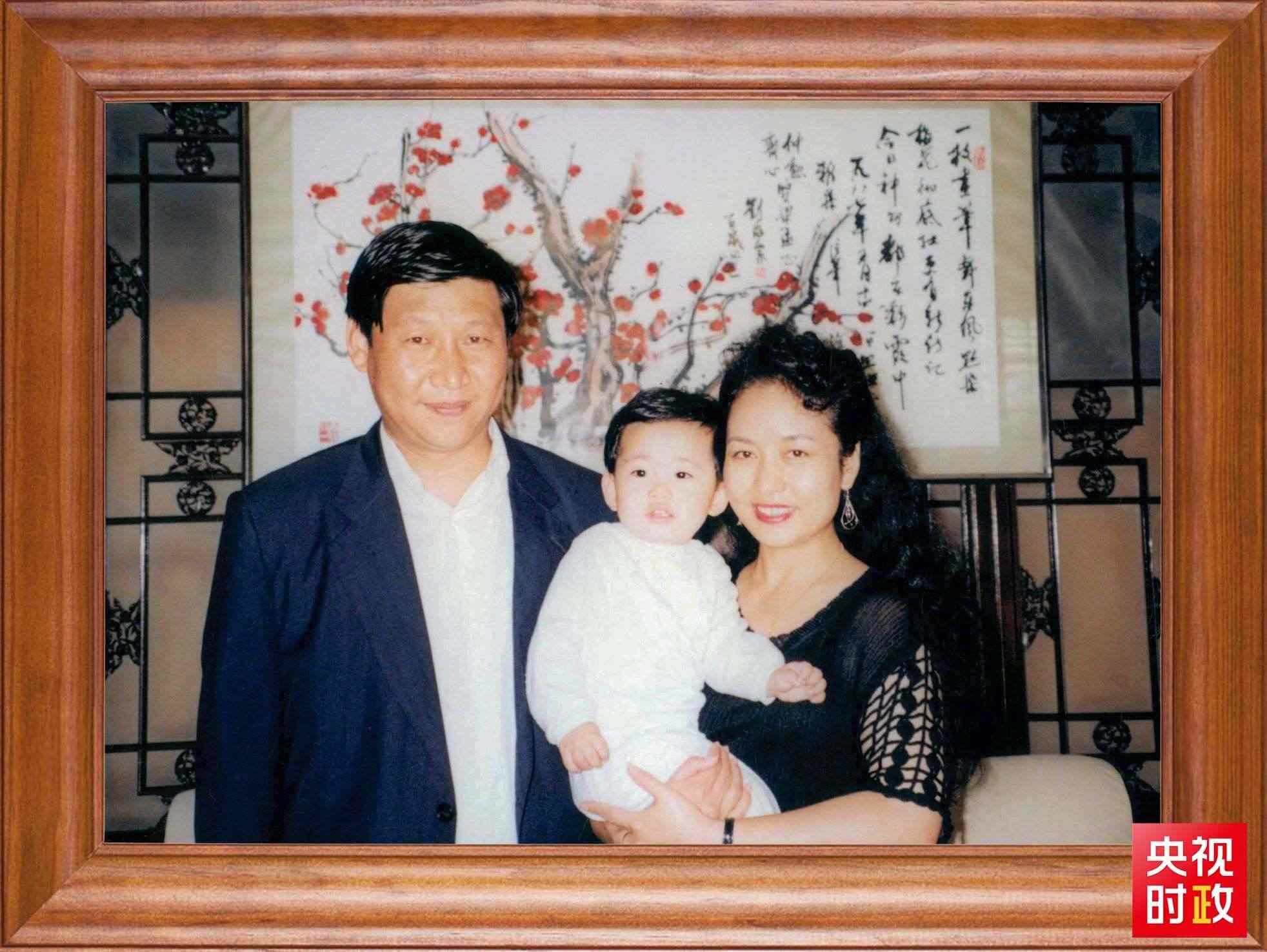 △這是習(xí)近平一家三口的合影。這張照片第一次出現(xiàn)在他的書(shū)架上。