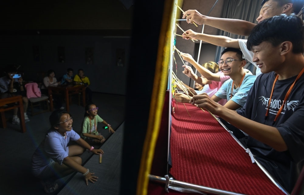 2023年8月8日，進行暑期研學的學生在位于陜西省西安市的中國秦腔藝術(shù)博物館體驗皮影戲演出。新華社記者 鄒競一 攝