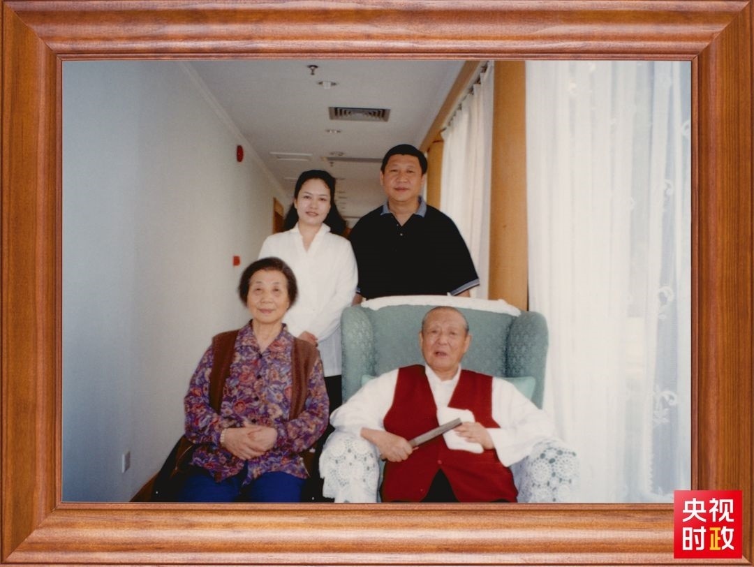 △這是習(xí)近平夫婦同父親習(xí)仲勛、母親齊心的合影。這張照片第一次出現(xiàn)在他的書(shū)架上。