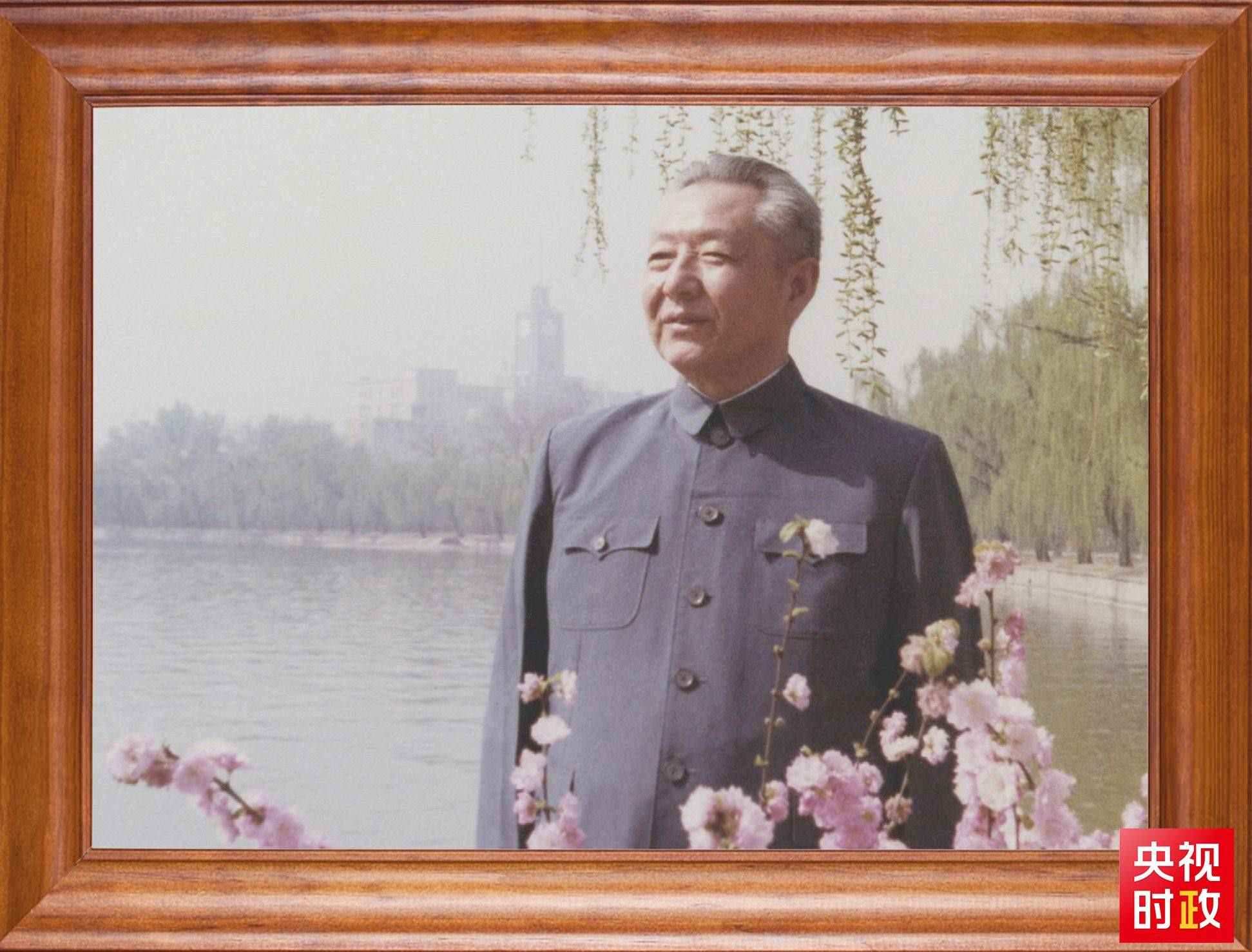 △這是習(xí)近平父親習(xí)仲勛同志的照片。2023年10月15日，是習(xí)仲勛同志誕辰110周年紀(jì)念日。這張照片第一次出現(xiàn)在他的書(shū)架上。