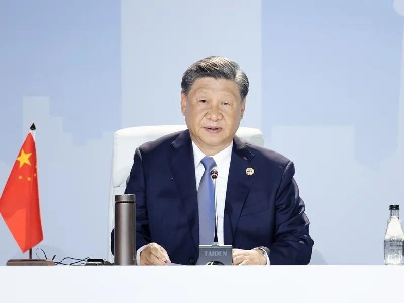 當(dāng)?shù)貢r間8月24日，習(xí)近平主席在南非約翰內(nèi)斯堡出席金磚國家領(lǐng)導(dǎo)人第十五次會晤特別記者會。