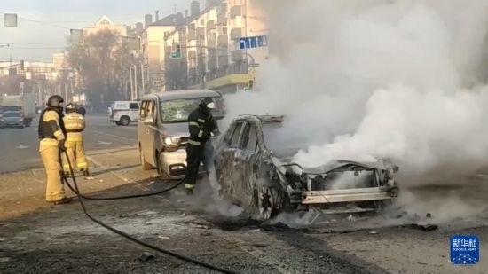 這張俄羅斯緊急情況部12月30日發(fā)布的視頻截圖顯示，在俄羅斯別爾哥羅德市，工作人員在現(xiàn)場救援。新華社發(fā)