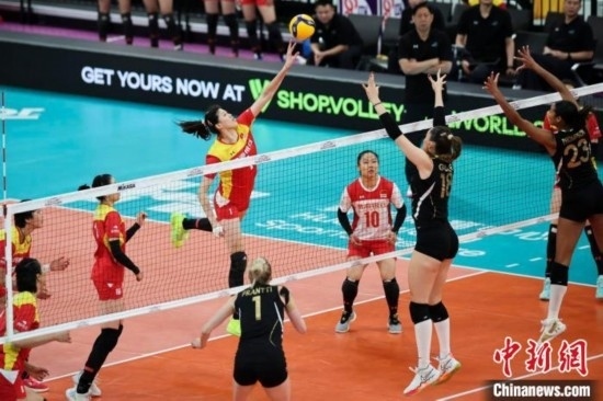 女排世俱杯賽場上，天津渤海銀行女排(紅)對(duì)陣巴西海灘女排(黑)。主辦方供圖